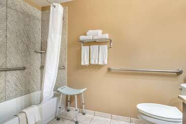 هتل Clarion Pointe Medford