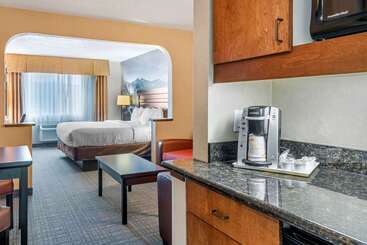 هتل Clarion Pointe Medford