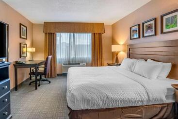 هتل Clarion Pointe Medford