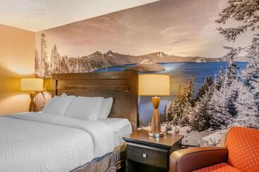 هتل Clarion Pointe Medford