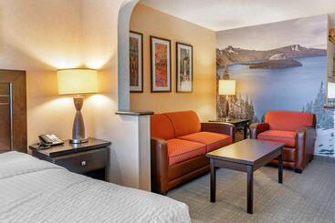 هتل Clarion Pointe Medford
