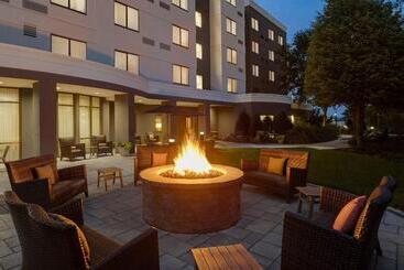 Отель Courtyard Lancaster