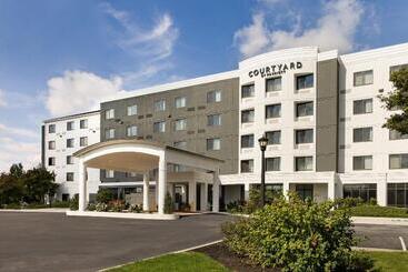 Отель Courtyard Lancaster