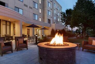 Отель Courtyard Lancaster