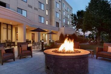 Отель Courtyard Lancaster