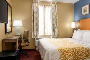Days Inn By Wyndham Long Island City - Long Island City