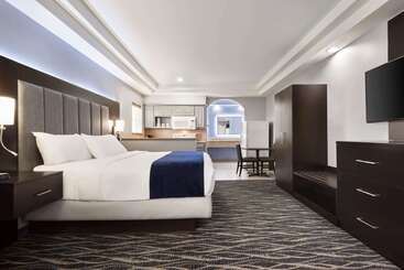 هتل Days Inn & Suites By Wyndham Houston Hobby Airport