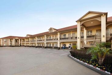 هتل Days Inn & Suites By Wyndham Houston Hobby Airport