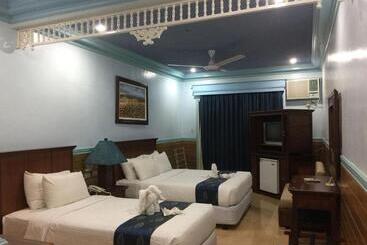 هتل Flushing Meadows Resorts & Playground