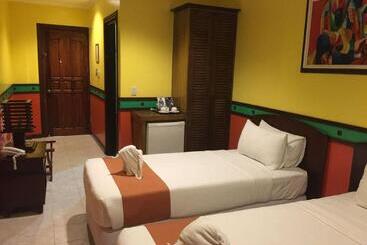 هتل Flushing Meadows Resorts & Playground