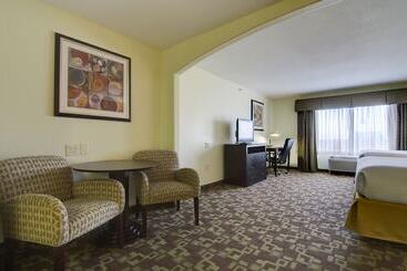 Holiday Inn Express Hotel & Suites Kansas City Sports Complex, An Ihg