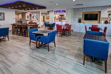 Holiday Inn Express Hotel & Suites Memphis Southwind, An Ihg