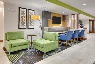 هتل Holiday Inn Express & Suites Mitchell, An Ihg