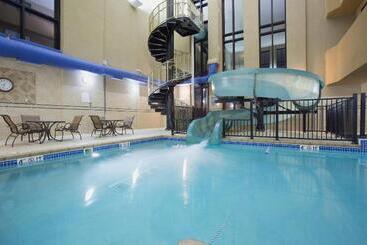 هتل Holiday Inn Express & Suites Mitchell, An Ihg