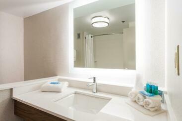 هتل Holiday Inn Express & Suites Wilmington University Center, An Ihg