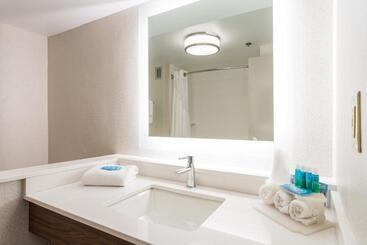 هتل Holiday Inn Express & Suites Wilmington University Center, An Ihg