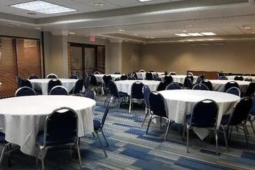 هتل Holiday Inn Express & Suites Wilmington University Center, An Ihg