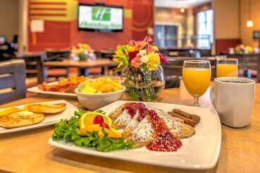 هتل Holiday Inn North Quail Springs, An Ihg