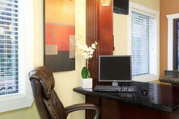 هتل Howard Johnson By Wyndham Lafayette