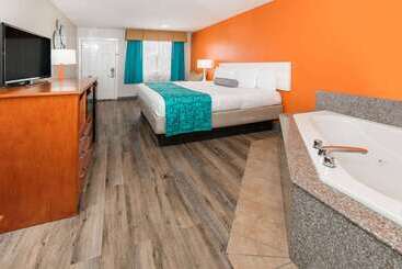 هتل Howard Johnson By Wyndham Lafayette