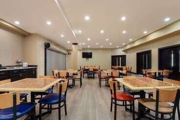 هتل Mainstay Suites Fitchburg  Madison