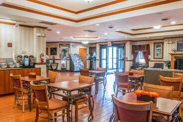 هتل Quality Inn & Suites Ann Arbor Hwy 23