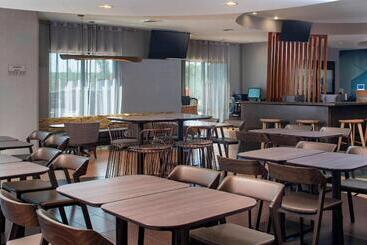 هتل Springhill Suites St. Louis Airport/earth City