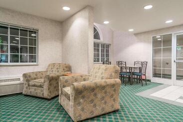 هتل Super 8 By Wyndham Fargo Airport