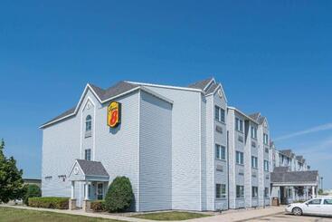هتل Super 8 By Wyndham Fargo Airport