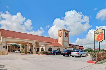 هتل Super 8 By Wyndham Houston Hobby Airport South