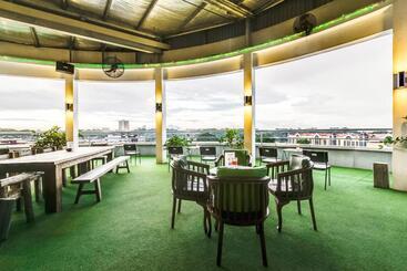 هتل The Limetree