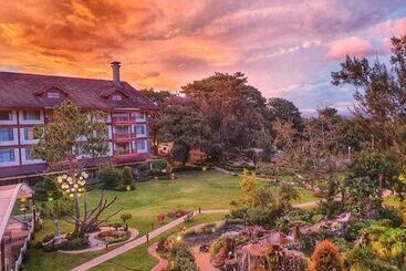 בית מלון כפרי The Manor At Camp John Hay
