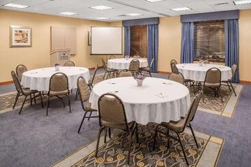 هتل Wingate By Wyndham Spokane Airport