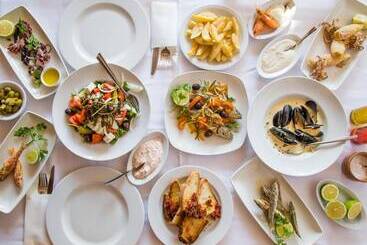 هتل Captain Karas Holidays Apartments