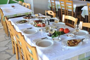 هتل Captain Karas Holidays Apartments