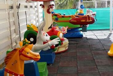 هتل Captain Karas Holidays Apartments