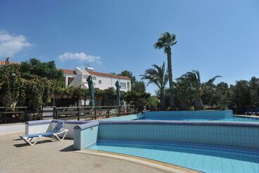 هتل Captain Karas Holidays Apartments