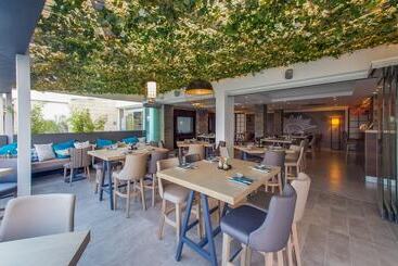 هتل Captain Karas Holidays Apartments