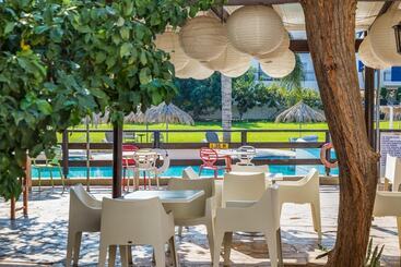 هتل Captain Karas Holidays Apartments