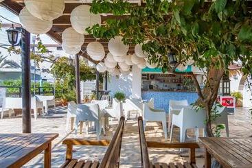 هتل Captain Karas Holidays Apartments