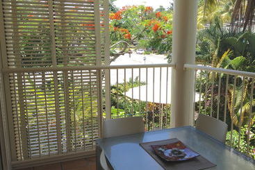 هتل Port Douglas Apartments   Adults Only Oasis