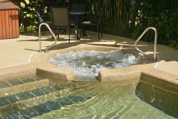 هتل Port Douglas Apartments   Adults Only Oasis
