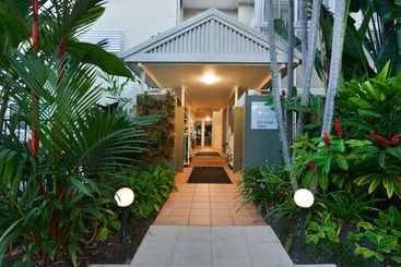 هتل Port Douglas Apartments   Adults Only Oasis