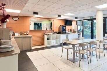 Comfort Aparthotel Versailles, St Cyr L Ecole