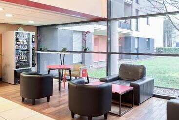 Comfort Aparthotel Versailles, St Cyr L Ecole
