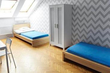 Dizzy Daisy Hostel