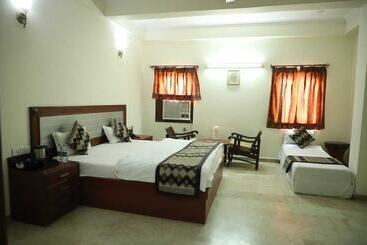 هتل Ashish Palace