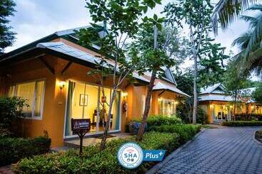 هتل Baan Amphawa Resort & Spa