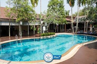 هتل Baan Amphawa Resort & Spa