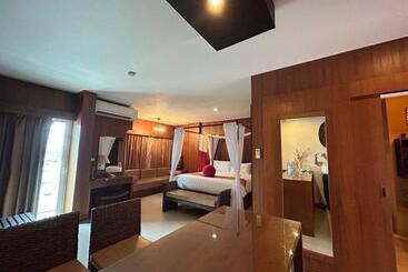 هتل Benyada Lodge   Surin Beach